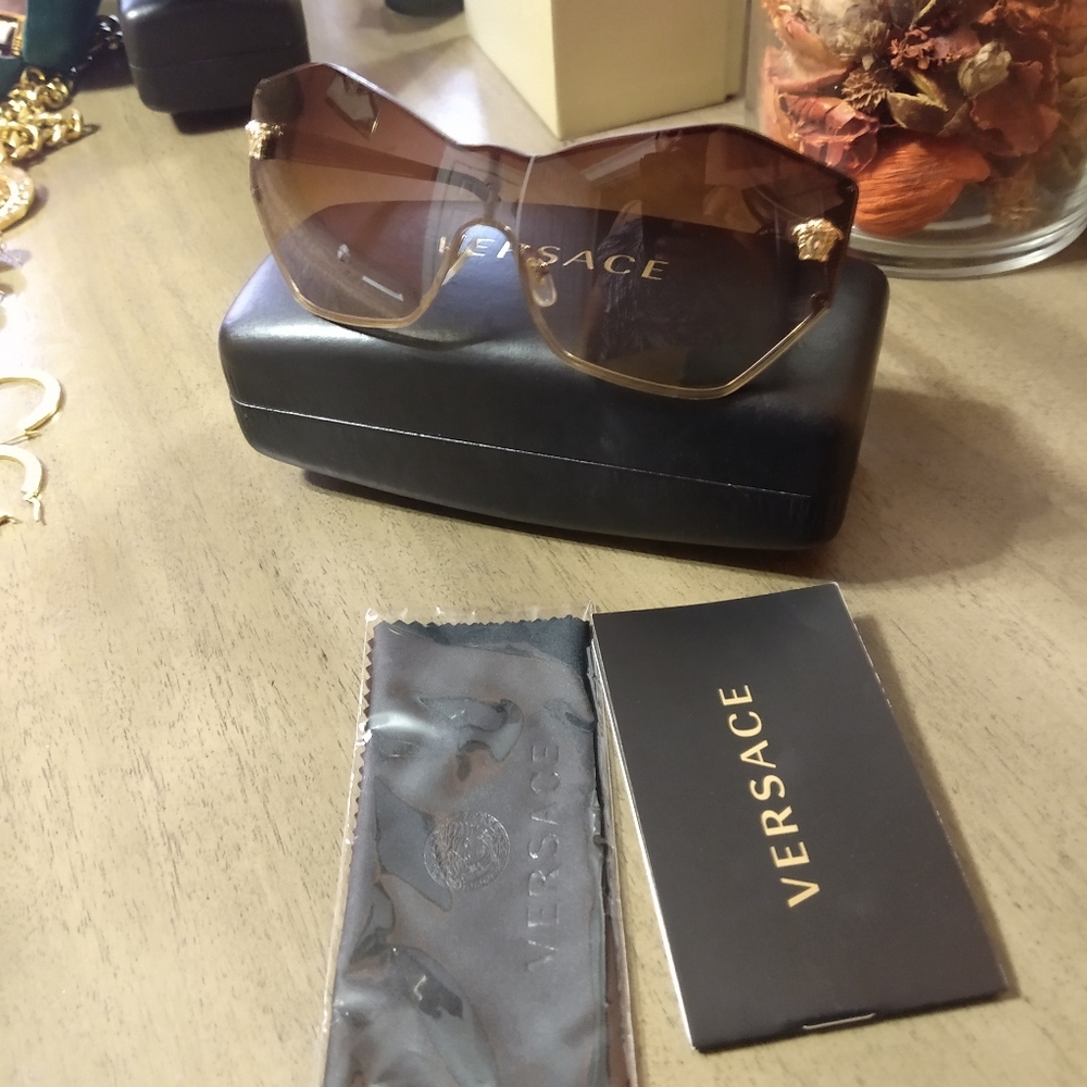 Authenti versace
